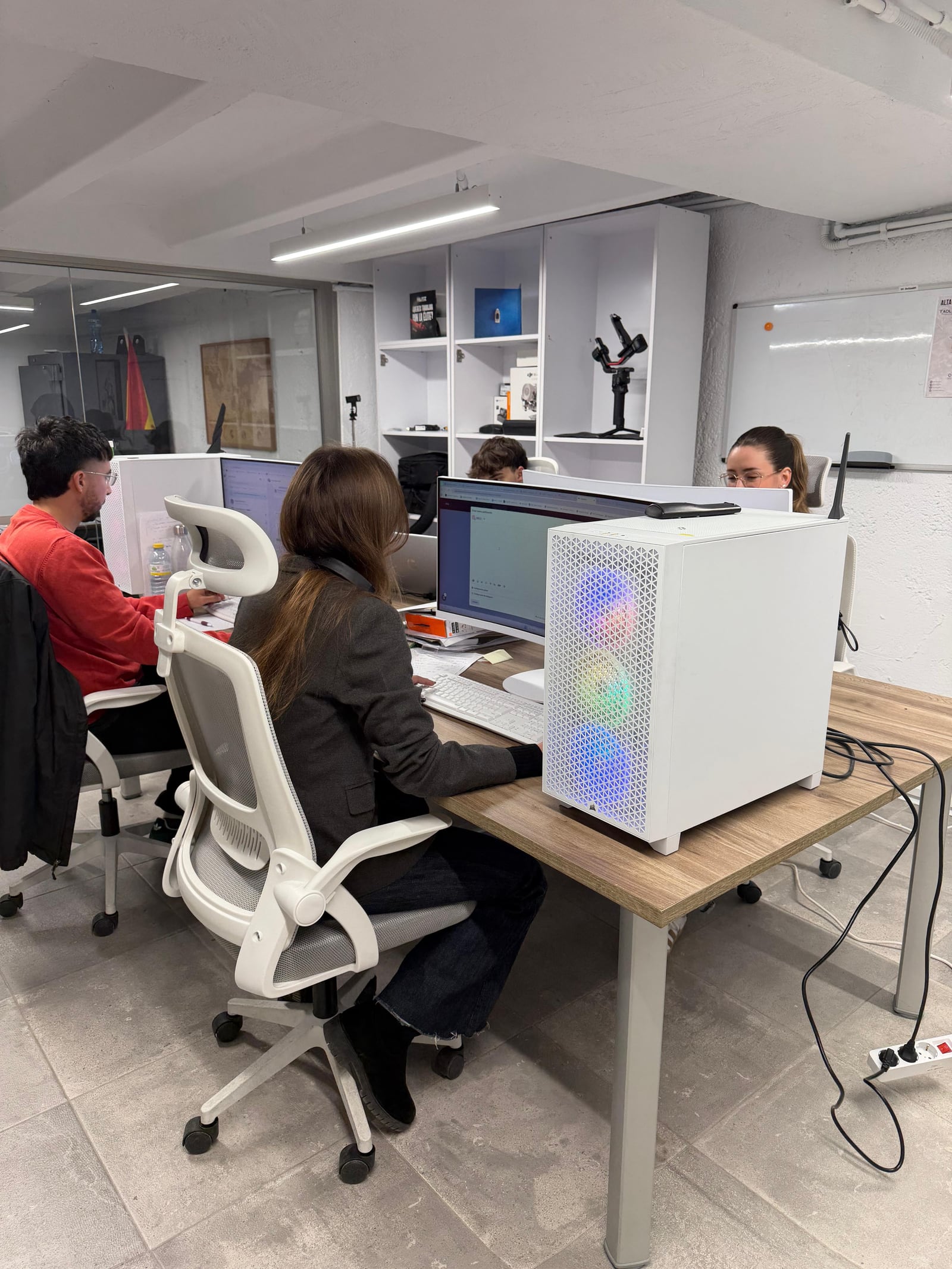 Equipo de Élite Solutions Tech trabajando en el estudio
