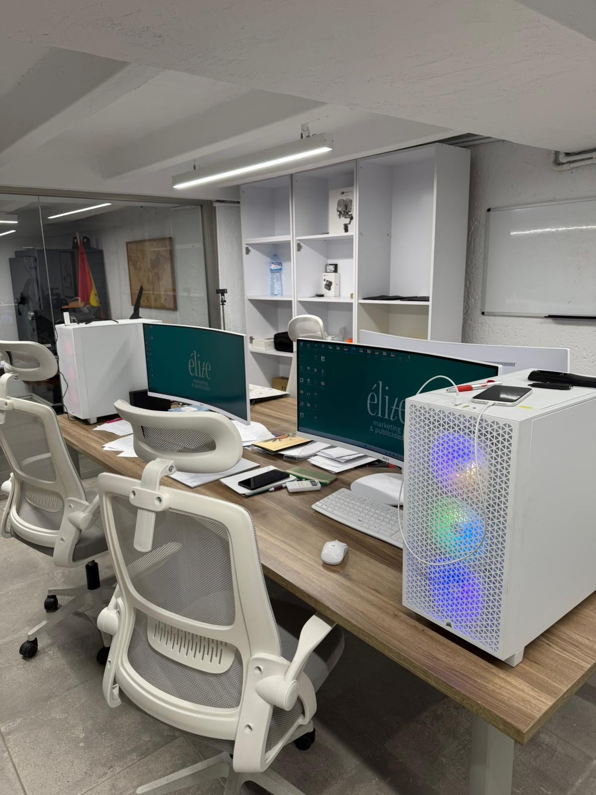 Puestos de trabajo del estudio de Élite Solutions Tech